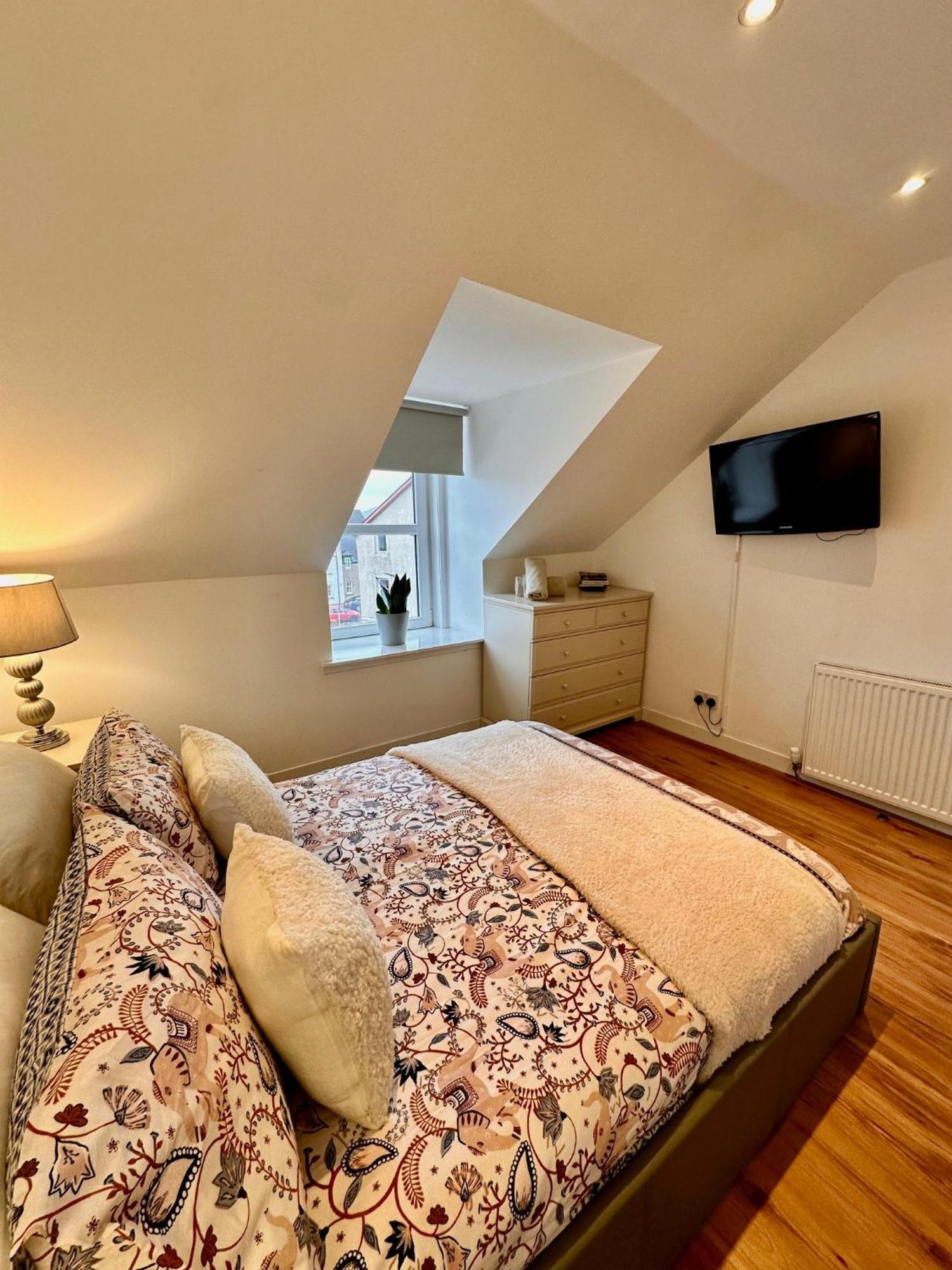 אינברנס 3-Bedroom Flat In The City Centre Next To The River Ness מראה חיצוני תמונה